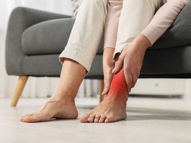 腓骨筋腱炎が治らない原因は「捻挫の放置」？足首と体幹の機能低下