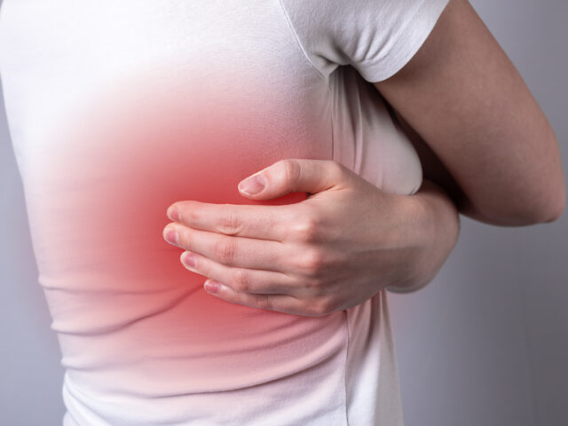 肋間神経痛の原因は「猫背」にあり？