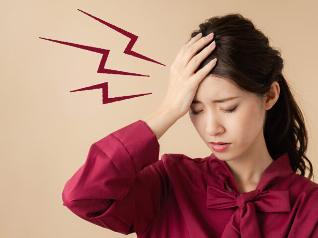 薬が効かない頭痛の正体。「上位交差性症候群」と「首の奥の冷え」