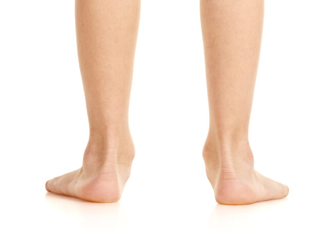 昔はあった「土踏まず」がない？足が疲れやすい大人の「後天性扁平足」の原因と対策